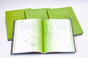 Neljä kirjaa nimeltä Kuopion katoava kasvimaailma. Yksi kirja on kuvassa avoinna, ja aukeamalla näkyy piirroskuvia kasveista.