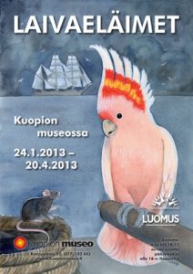 Laivaeläimet-näyttelyjulisteeseen on piirretty suuri vaaleanpunainen kakadu-papukaija, joka katsoo laivarottaan. Taustalla seilaa kolmimastoinen kuunaripurjelaiva.