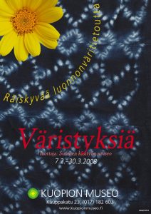 Väristyksiä-näyttelyjulisteessa on tummansinisellä pohjalla keltaisen kukan kuva.